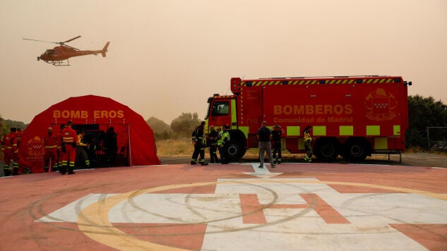 Efectivos de Bomberos en el Puesto de Mando Avanzado (PMA) ubicado en la localidad madrile&ntilde;a de Cenicientos