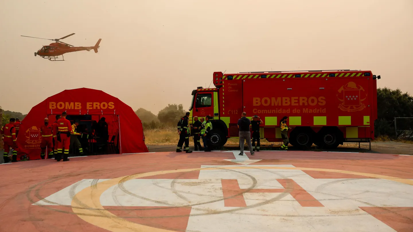 Efectivos de Bomberos en el Puesto de Mando Avanzado (PMA) ubicado en la localidad madrileña de Cenicientos Efectivos de Bomberos en el Puesto de Mando Avanzado (PMA) ubicado en la localidad madrileña de Cenicientos