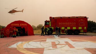 Efectivos de Bomberos en el Puesto de Mando Avanzado (PMA) ubicado en la localidad madrile&ntilde;a de Cenicientos