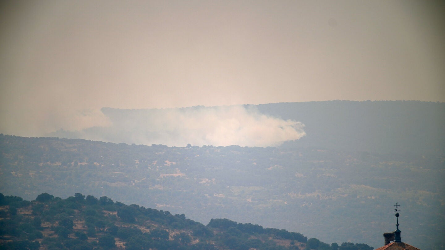 El humo se eleva desde un incendio forestal en Burgohondo, visto desde Cebreros, &Aacute;vila, Espa&ntilde;a