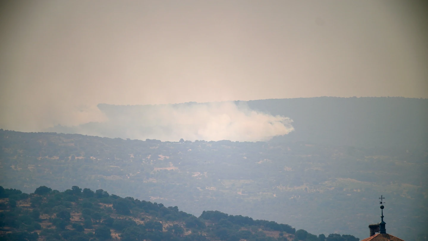 El humo se eleva desde un incendio forestal en Burgohondo, visto desde Cebreros, Ávila, España El humo se eleva desde un incendio forestal en Burgohondo, visto desde Cebreros, Ávila, España