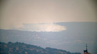 El humo se eleva desde un incendio forestal en Burgohondo, visto desde Cebreros, &Aacute;vila, Espa&ntilde;a