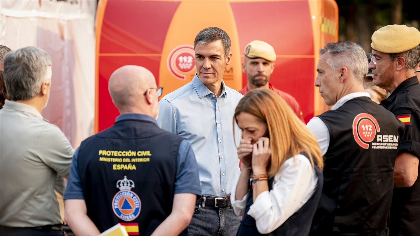 El presidente del Gobierno, Pedro Sánchez, ha visitado en la mañana de este sábado el Puesto de Mando Avanzado instalado en Cenicientos. El presidente del Gobierno, Pedro Sánchez, ha visitado en la mañana de este sábado el Puesto de Mando Avanzado instalado en Cenicientos.
