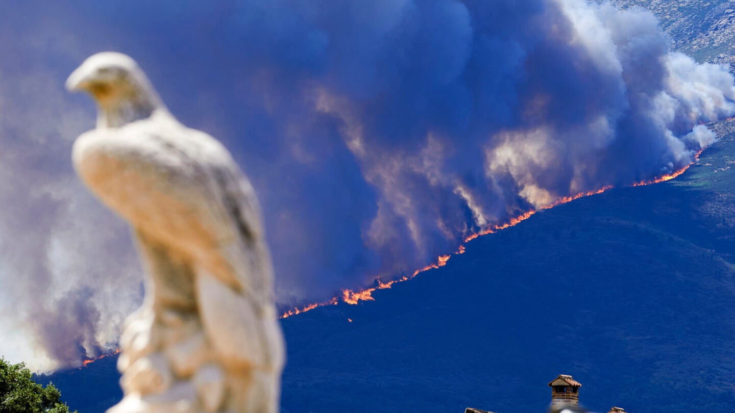 Medios aéreos trabajan en las labores de extinción del incendio entre las localidades abulenses de Burgohondo y Navaluenga