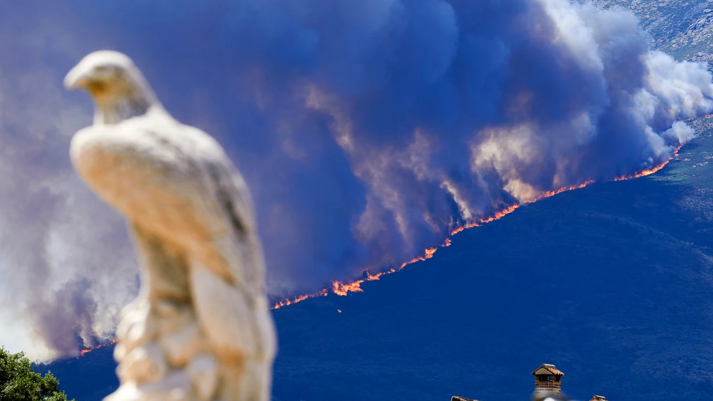 Medios aéreos trabajan en las labores de extinción del incendio entre las localidades abulenses de Burgohondo y Navaluenga Medios aéreos trabajan en las labores de extinción del incendio entre las localidades abulenses de Burgohondo y Navaluenga