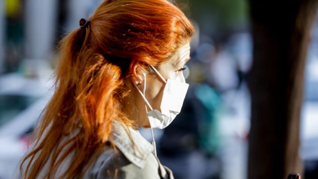 Una ciudadana, con mascarilla