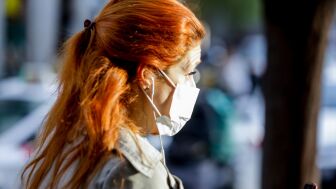 Una ciudadana, con mascarilla