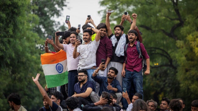 Simpatizantes del Partido Janata de la India ( CJP) celebran la dimisi&oacute;n del ministro de Educaci&oacute;n, Dharmendra Pradhan