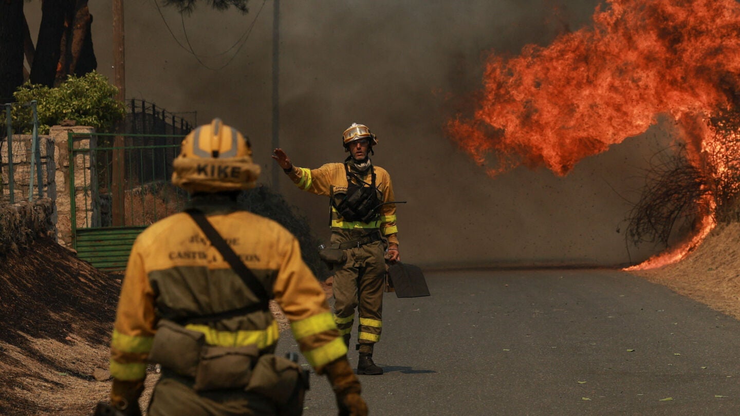 Los bomberos combaten un incendio forestal que afecta a la provincia de Castilla y Le&oacute;n, en la localidad de El Tiemblo