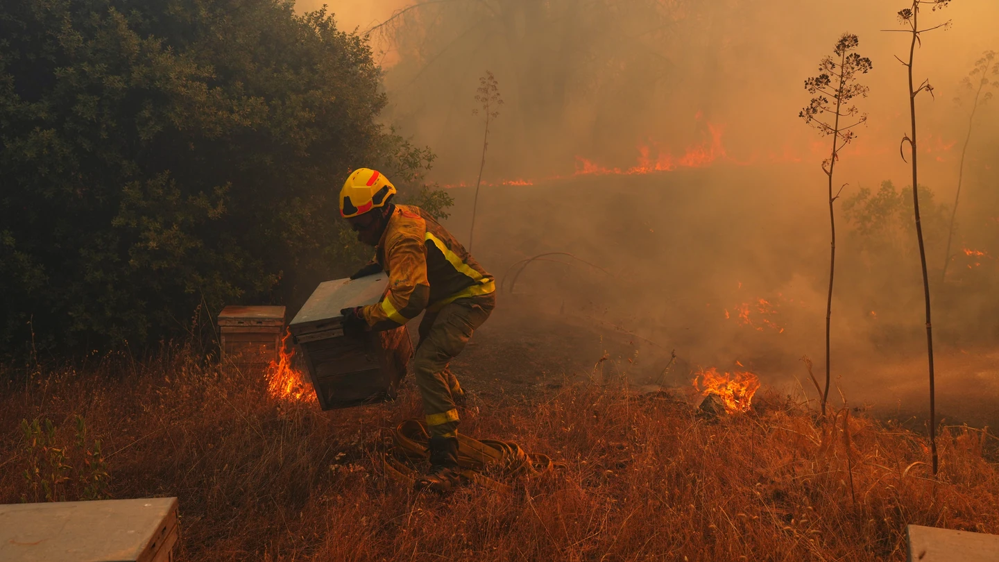 Bomberos combaten un incendio forestal en San Martín de Valdeiglesias, al oeste de Madrid. Bomberos combaten un incendio forestal en San Martín de Valdeiglesias, al oeste de Madrid.