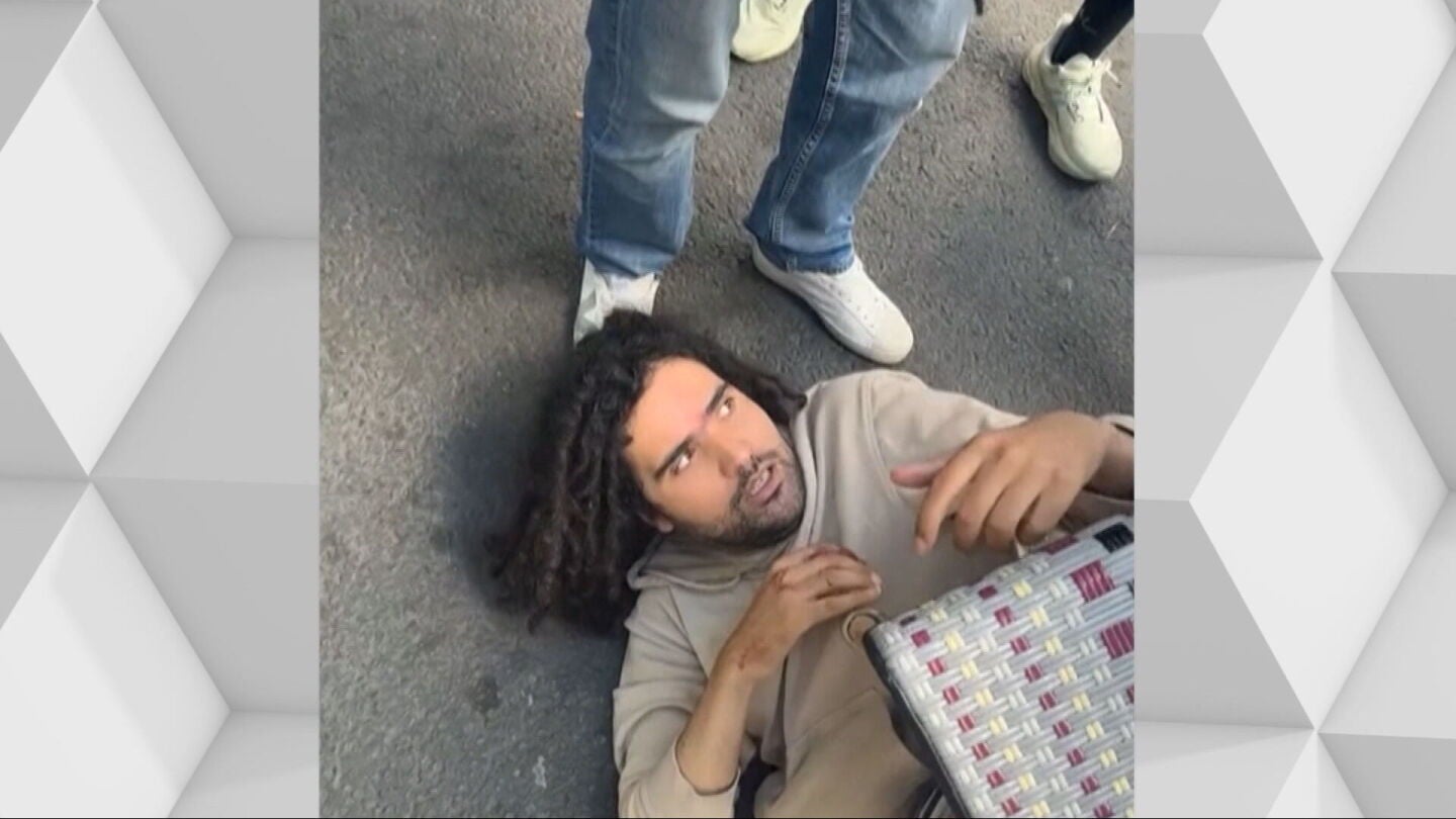 El hombre habr&iacute;a sufrido un brote psic&oacute;tico y ha sido reducido gracias a la intervenci&oacute;n de un polic&iacute;a fuera de servicio. 