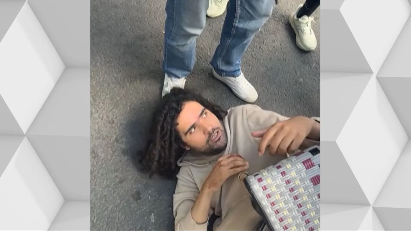 El hombre habría sufrido un brote psicótico y ha sido reducido gracias a la intervención de un policía fuera de servicio. El hombre habría sufrido un brote psicótico y ha sido reducido gracias a la intervención de un policía fuera de servicio.