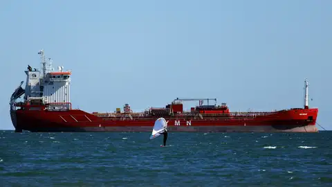 Imagen de archivo de un petrolero en Fos-sur-Mer, en el sur de Francia Imagen de archivo de un petrolero en Fos-sur-Mer, en el sur de Francia