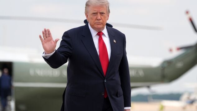 El presidente Donald Trump saluda con la mano mientras se dirige al Air Force One, en la Base Conjunta Andrews, en Maryland.