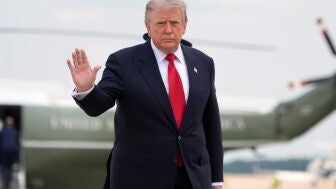 El presidente Donald Trump saluda con la mano mientras se dirige al Air Force One, en la Base Conjunta Andrews, en Maryland.