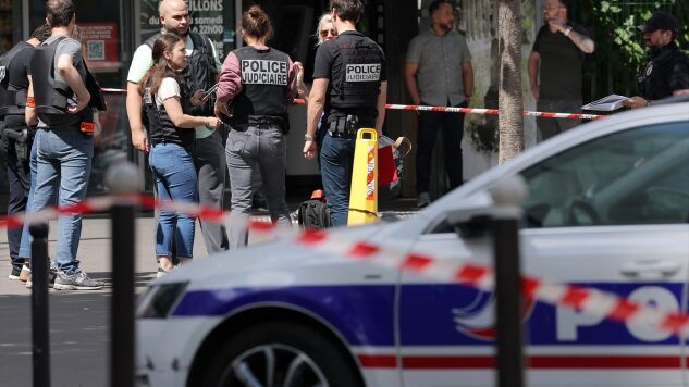 La polic&iacute;a francesa en la zona en la que un individuo cometi&oacute; un ataque con cuchillo, este lunes junto a la Puerta de Clichy, en Par&iacute;s.
