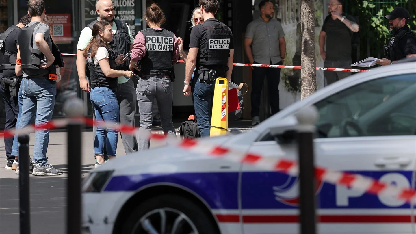 La policía francesa en la zona en la que un individuo cometió un ataque con cuchillo, este lunes junto a la Puerta de Clichy, en París. La policía francesa en la zona en la que un individuo cometió un ataque con cuchillo, este lunes junto a la Puerta de Clichy, en París.