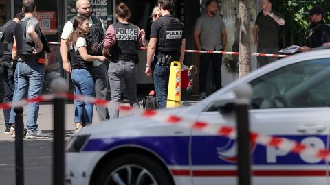 La polic&iacute;a francesa en la zona en la que un individuo cometi&oacute; un ataque con cuchillo, este lunes junto a la Puerta de Clichy, en Par&iacute;s.