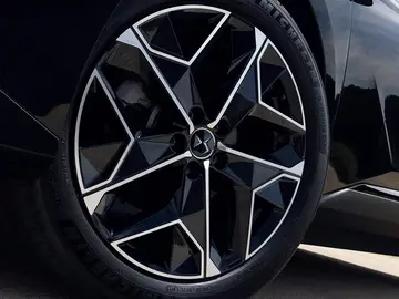 Tan barato como un Corolla Sedán, pero con la elegancia europea y acabados premium de DS Tan barato como un Corolla Sedán, pero con la elegancia europea y acabados premium de DS