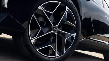 Tan barato como un Corolla Sedán, pero con la elegancia europea y acabados premium de DS Tan barato como un Corolla Sedán, pero con la elegancia europea y acabados premium de DS