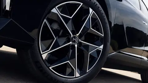 Tan barato como un Corolla Sedán, pero con la elegancia europea y acabados premium de DS Tan barato como un Corolla Sedán, pero con la elegancia europea y acabados premium de DS