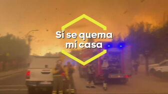 Casas rodeadas por las llamas