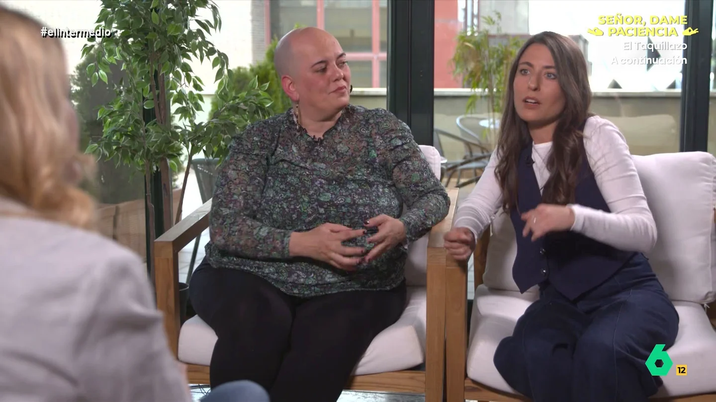 Sandra Román, directora del documental 'Mujeres calvas': "La peluca se convierte en una cárcel" En este proyecto, la periodista da voz a siete mujeres que sufren alopecia para que compartan su historia. Una de las protagonistas del mismo es Nuria Garriga, que sufre alopecia desde los 19 años.