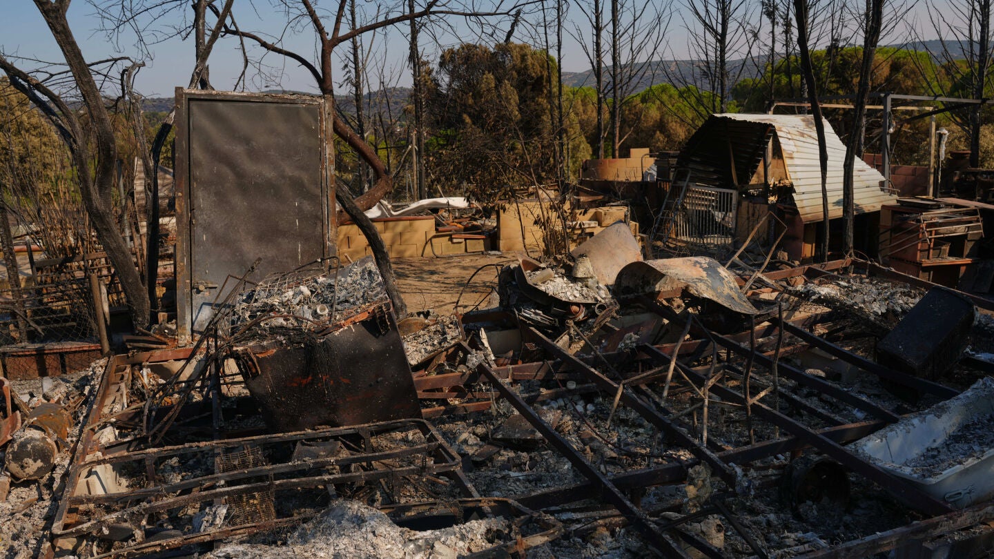 Imagen de casas destruidas por el incendio en Navas del Rey, Madrid