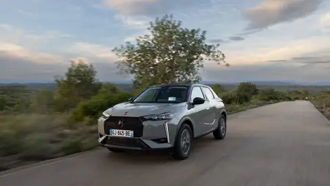 No es el Mini Cooper, pero no le falta personalidad: DS tiene su coche urbano, es híbrido, refinado y cuesta menos de 30.000 euros No es el Mini Cooper, pero no le falta personalidad: DS tiene su coche urbano, es híbrido, refinado y cuesta menos de 30.000 euros