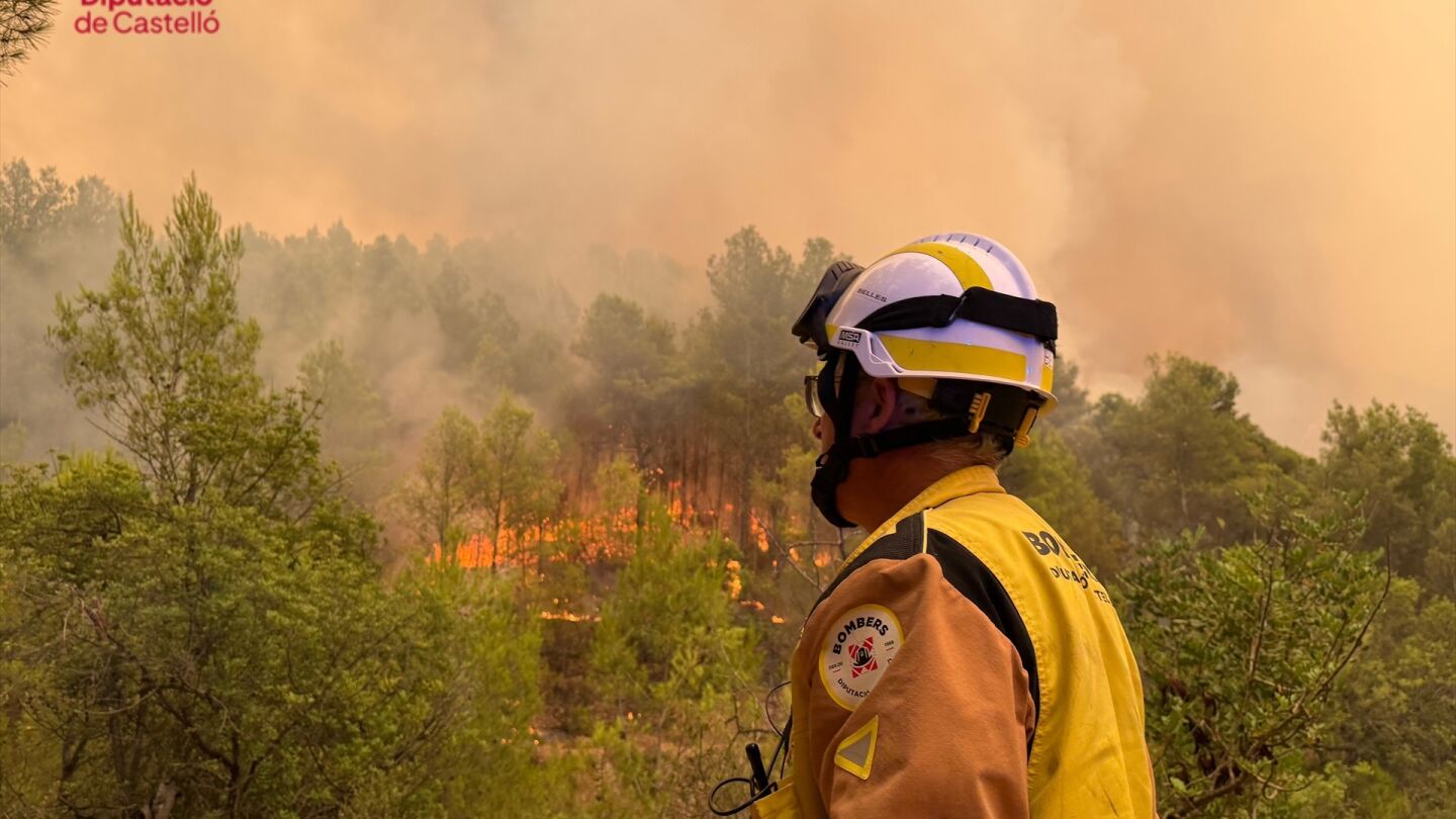 Un bombero en el incendio de Vall d'Uix&oacute;