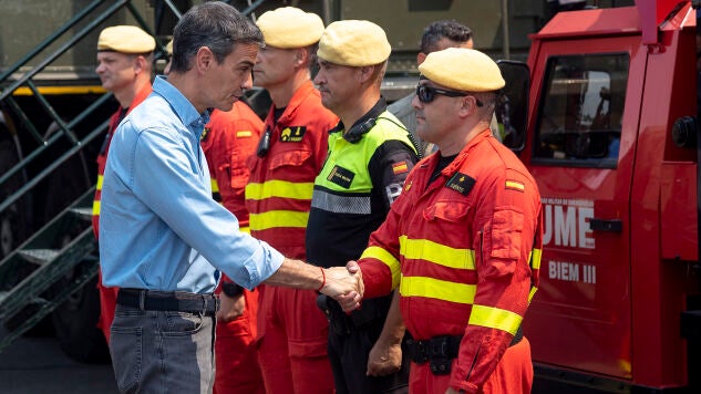 El presidente del Gobierno, Pedro S&aacute;nchez, visita el Puesto de Mando Avanzado de Vall d'Uix&oacute;, a 27 de julio de 2026, en Vall d'Uix&oacute;, Castell&oacute;n, Comunidad Valenciana (Espa&ntilde;a). Durante su visita, S&aacute;nchez ha mantenido un encuentro con los responsables de los dispositivos de emergencias y de coordinaci&oacute;n que trabajan en las zonas afectadas por el incendio.