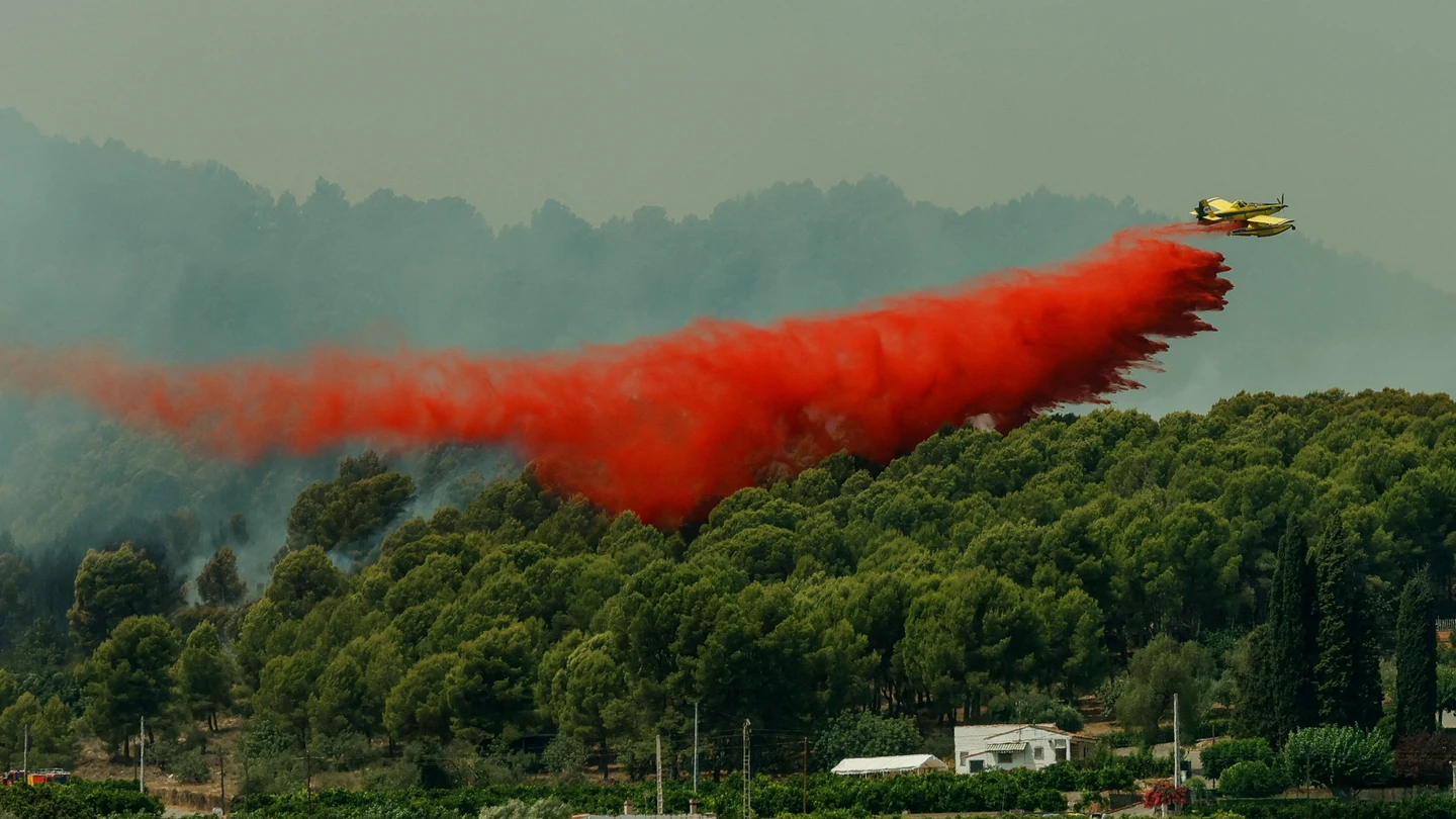 Un hidroavión lanzando polvo rojo sobre Beltxí, afectado por el incendio de La Vall d'Uixó (Castellón) en julio de 2026 Un hidroavión lanzando polvo rojo sobre Beltxí, afectado por el incendio de La Vall d'Uixó (Castellón) en julio de 2026