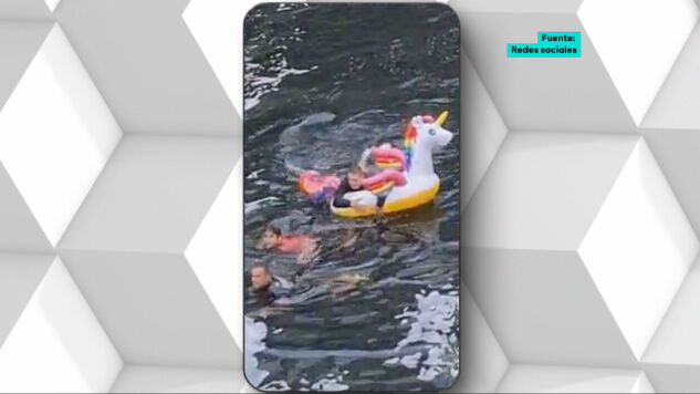 Varios j&oacute;venes intentan regresar a casa en flotador tras una noche de fiesta: cinco kil&oacute;metros por el r&iacute;o subidos en un unicornio
