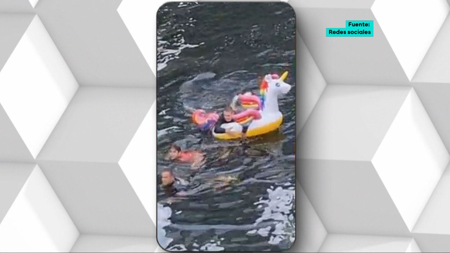 Varios j&oacute;venes intentan regresar a casa en flotador tras una noche de fiesta: cinco kil&oacute;metros por el r&iacute;o subidos en un unicornio