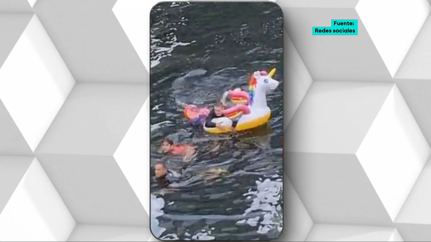 Varios jóvenes intentan regresar a casa en flotador tras una noche de fiesta: cinco kilómetros por el río subidos en un unicornio Varios jóvenes intentan regresar a casa en flotador tras una noche de fiesta: cinco kilómetros por el río subidos en un unicornio