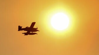 Un hidroavi&oacute;n, trabajando sobre el incendio de La Vall d'Uix&oacute; (Castell&oacute;n) a la altura de La Vilavella