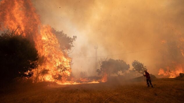 Un bombero frente a un fuego