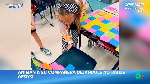 El emotivo viral de una profesora y sus alumnos para apoyar a una compa&ntilde;era: llenan su pupitre de mensajes de &aacute;nimo