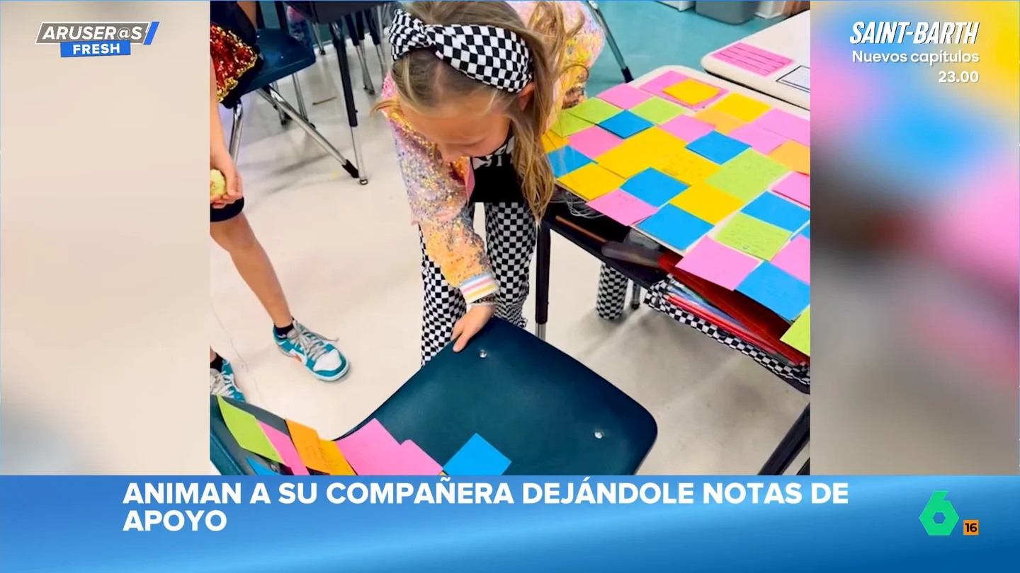 El emotivo viral de una profesora y sus alumnos para apoyar a una compañera: llenan su pupitre de mensajes de ánimo El emotivo viral de una profesora y sus alumnos para apoyar a una compañera: llenan su pupitre de mensajes de ánimo