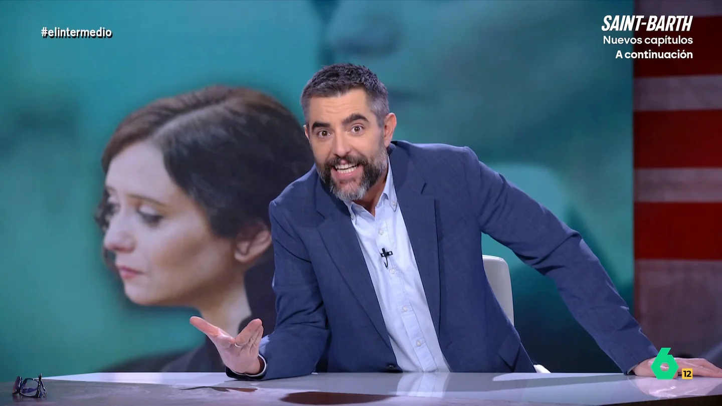 Dani Mateo analiza la conversión religiosa de Díaz Ayuso: "Igual trabaja también vendiendo obleas" El Intermedio recupera cómo el colaborador reaccionaba a una entrevista de la presidenta de la Comunidad de Madrid en la que se declaraba católica, a pesar de que, anteriormente, afirmaba haber perdido la fe.