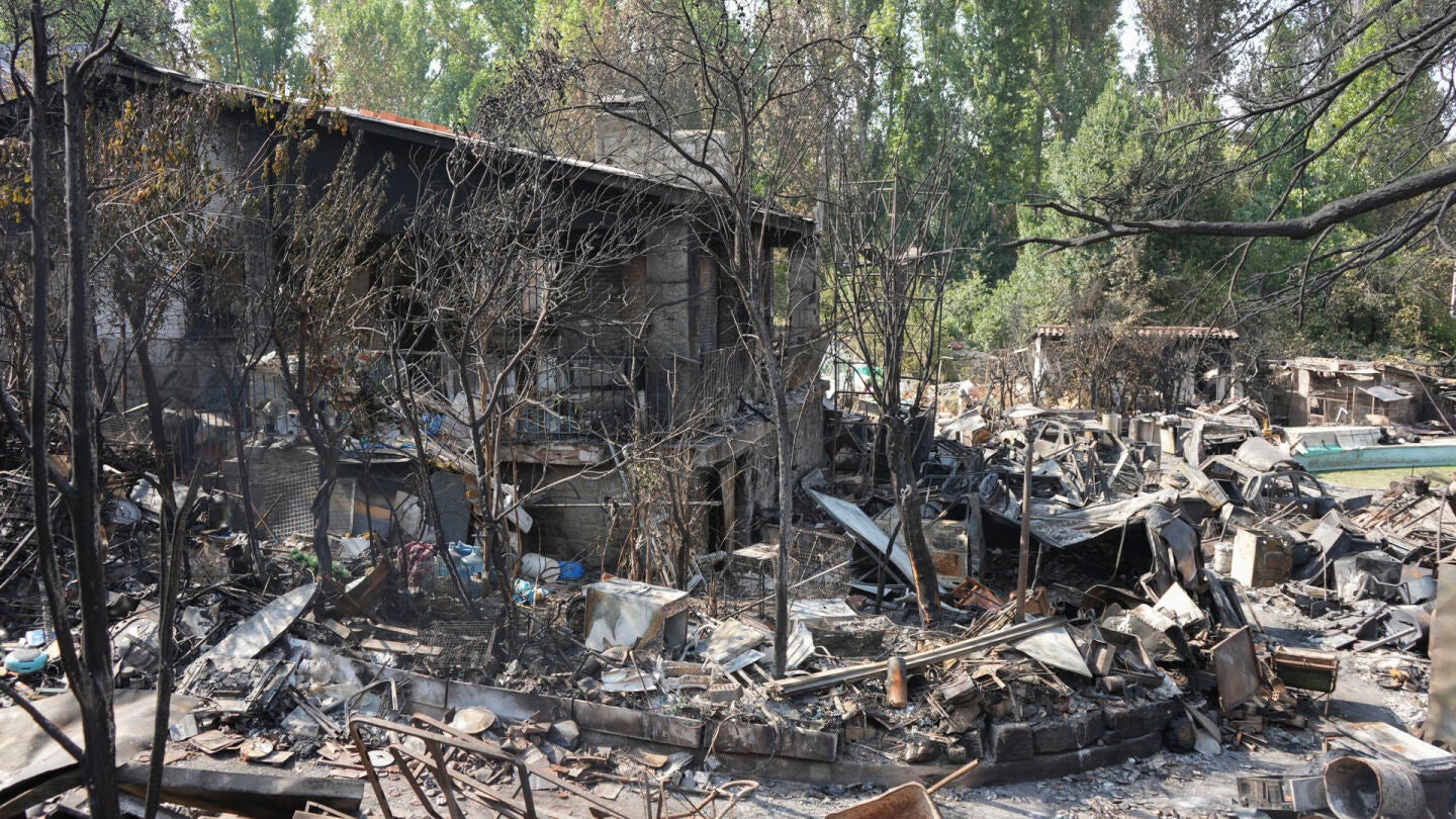 Los da&ntilde;os causados por el incendio en la localidad madrile&ntilde;a de Pelayos de la Presa