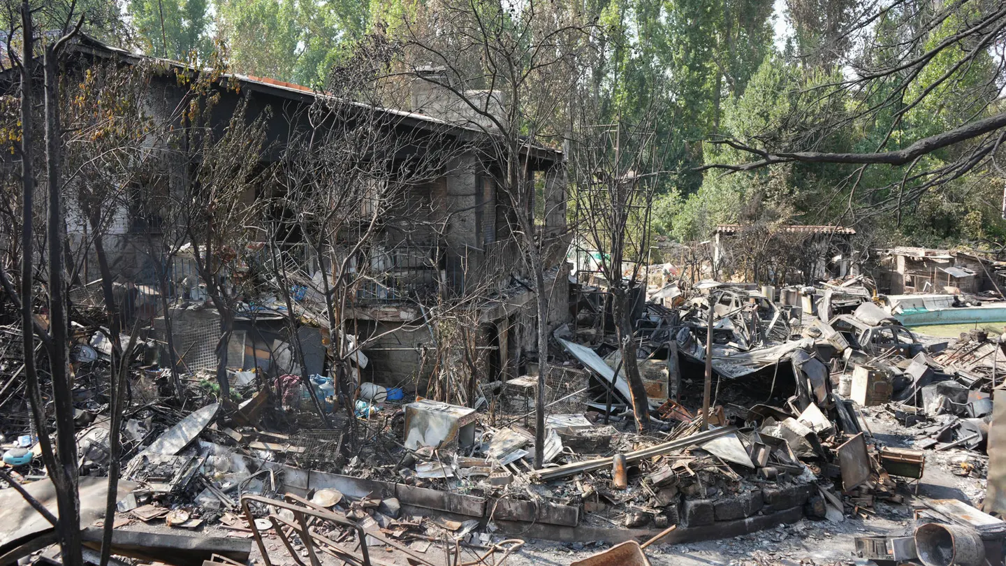 Los daños causados por el incendio en la localidad madrileña de Pelayos de la Presa Los daños causados por el incendio en la localidad madrileña de Pelayos de la Presa