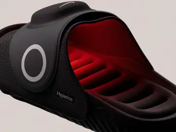 Nike y Hyperice crean unas chanclas inteligentes para recuperar los pies después de entrenar Nike y Hyperice crean unas chanclas inteligentes para recuperar los pies después de entrenar