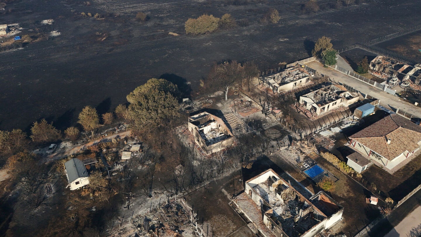 Una imagen tomada con un dron muestra edificios calcinados cerca de un bosque afectado por un incendio forestal en Biscarrosse, departamento de Landes (Francia)