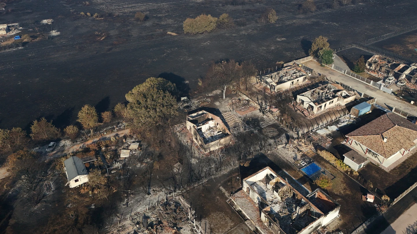 Una imagen tomada con un dron muestra edificios calcinados cerca de un bosque afectado por un incendio forestal en Biscarrosse, departamento de Landes (Francia) Una imagen tomada con un dron muestra edificios calcinados cerca de un bosque afectado por un incendio forestal en Biscarrosse, departamento de Landes (Francia)