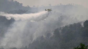Trabajos de extinci&oacute;n este lunes en el incendio del Vall d'Uix&oacute; (Castell&oacute;n), declarado el pasado s&aacute;bado y que ha arrasado ya 8.500 hect&aacute;reas