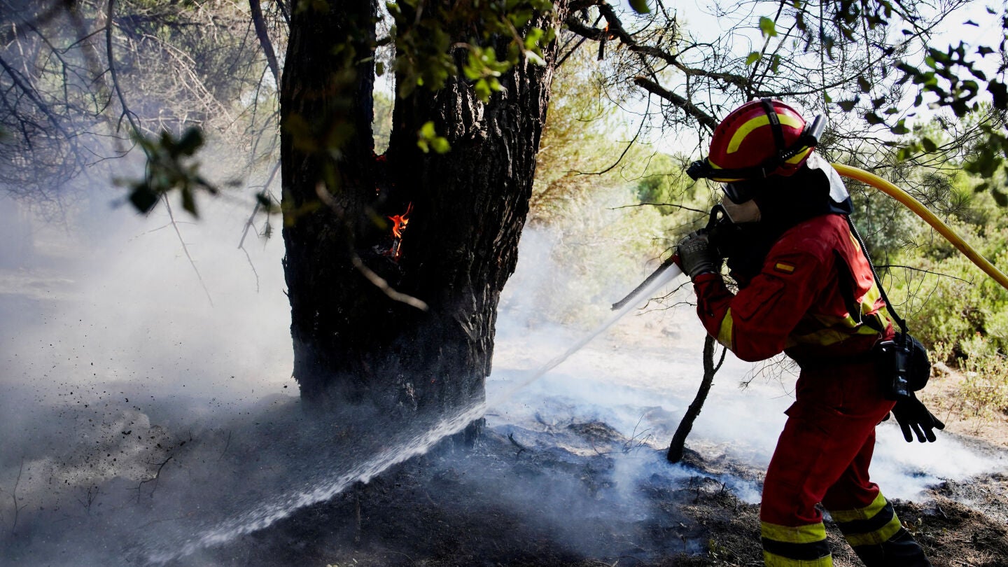 Un miembro de la Unidad Militar de Emergencias (UME) extingue un incendio en San Mart&iacute;n de Valdeiglesias, Madrid