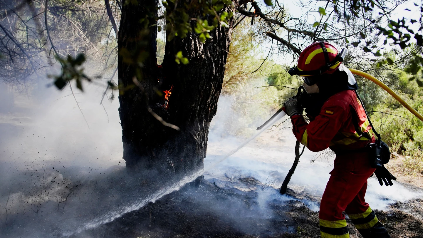 Un miembro de la Unidad Militar de Emergencias (UME) extingue un incendio en San Martín de Valdeiglesias, Madrid Un miembro de la Unidad Militar de Emergencias (UME) extingue un incendio en San Martín de Valdeiglesias, Madrid