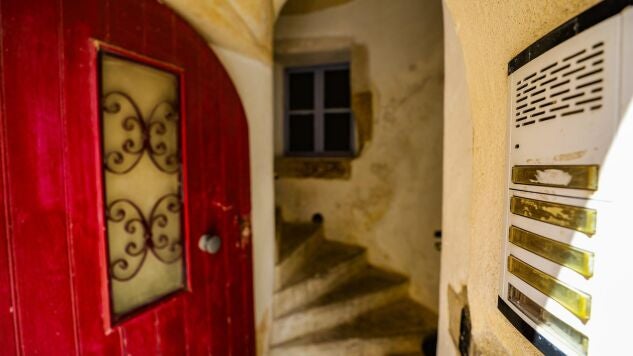 Vivienda en la que hallaron los cuerpos de cinco reci&eacute;n nacidos en la ciudad francesa de Orange.