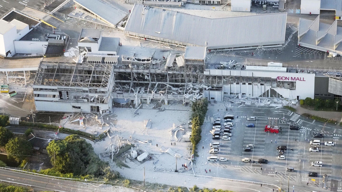 Una vista a&eacute;rea muestra el centro comercial Aeon Mall da&ntilde;ado donde, seg&uacute;n medios locales, se produjo una explosi&oacute;n tras un terremoto de magnitud preliminar de 7,1 